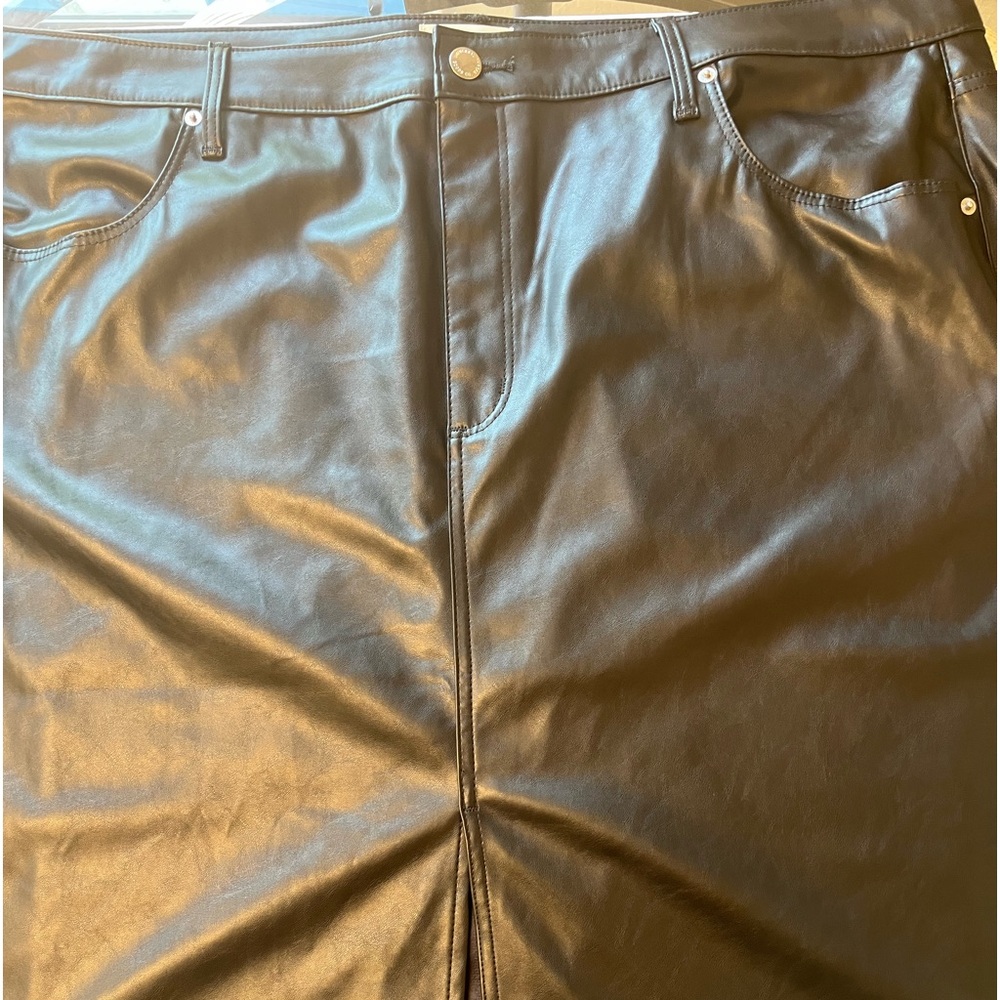 NWT VEGAN LEATHER KNEE LENGTH SKIRT WITH 4 WORKING POCKETS SIZE 24 WITH SLIT